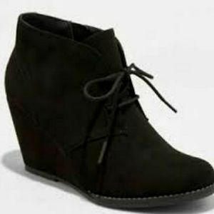 Universal thread Bessie wedge booties